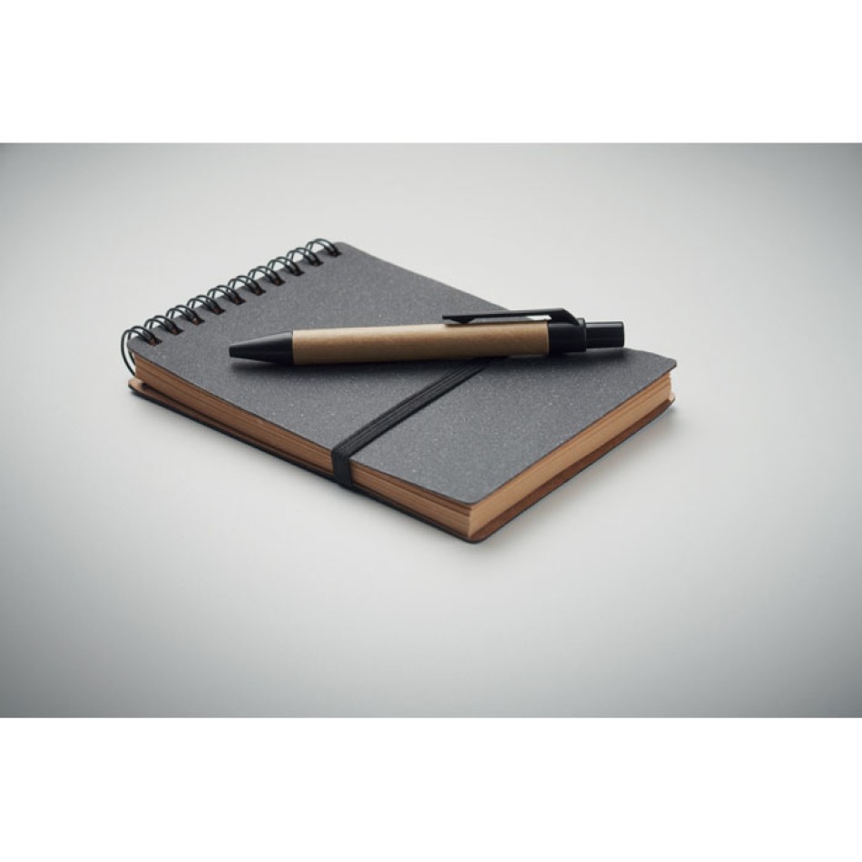 NOTIE - Notebook riciclato con penna a sfe Gadget.it